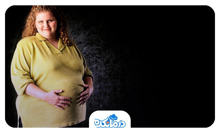 تصویری از زنی باردار که اضافه وزن دارد.