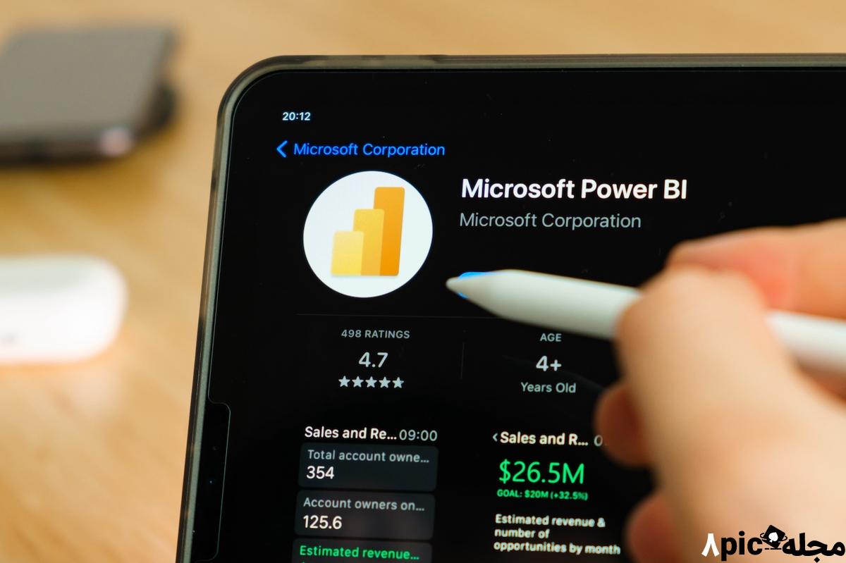 نشان‌واره Microsoft Power BI با مداد اپل در صفحه تبلت iPad Pro نشان داده شده است.