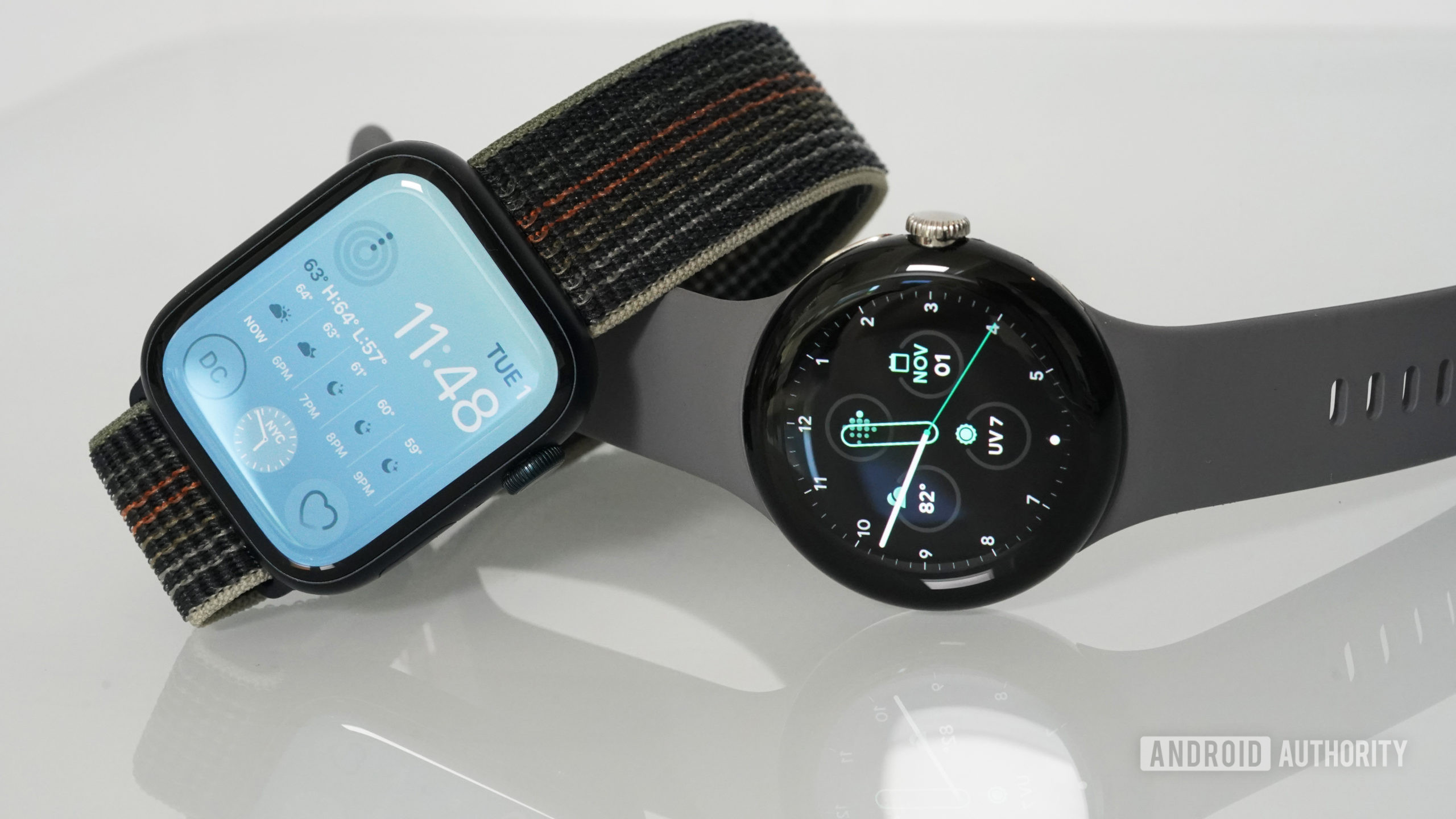 Google Pixel Watch و Apple Watch Series 8 روی یک سطح سفید براق قرار دارند.