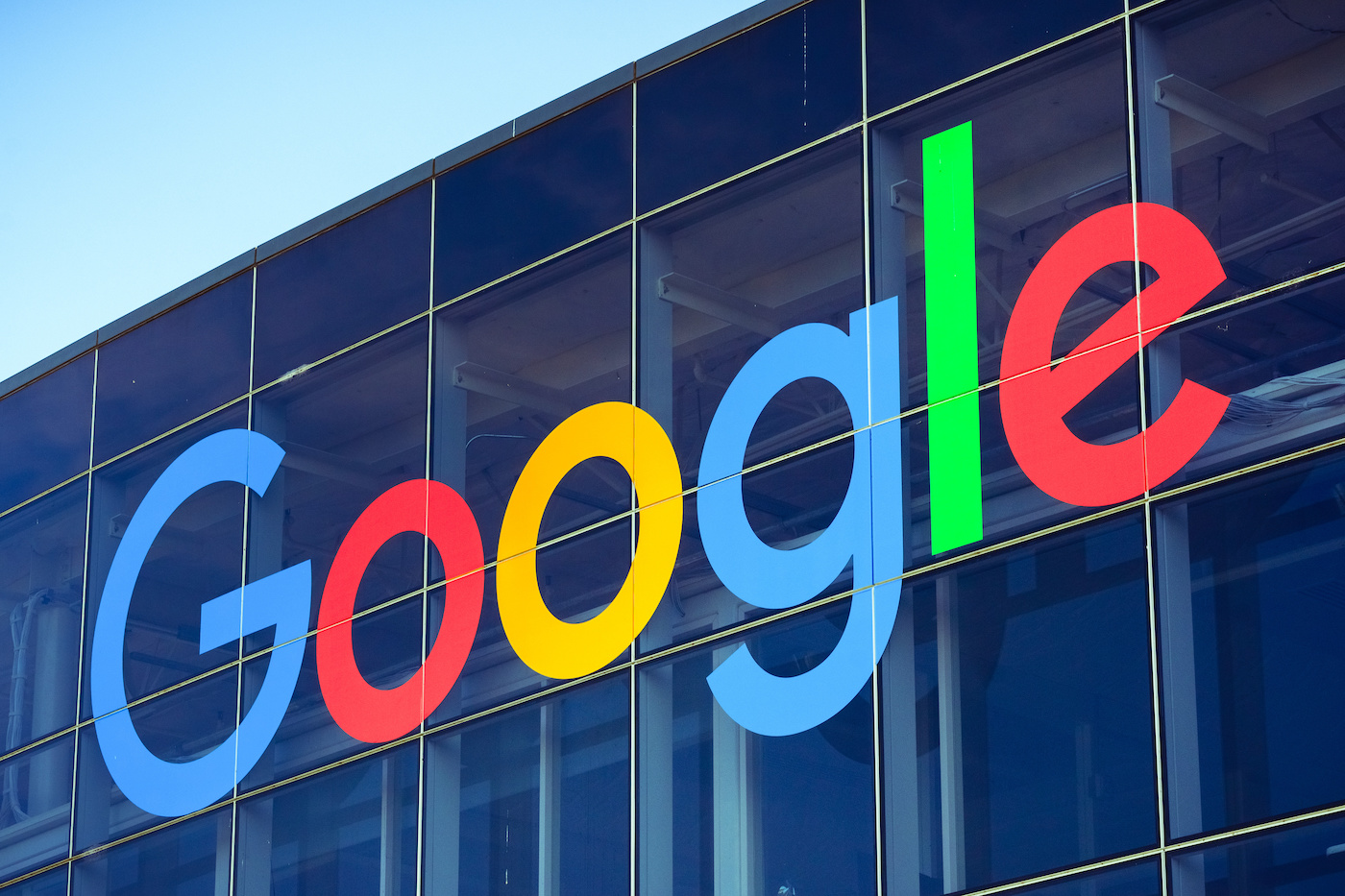 لوگوی گوگل در ساختمانی در محوطه اصلی شرکت، Googleplex.