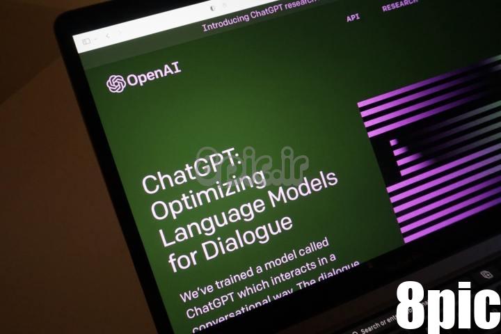 یک صفحه لپ تاپ صفحه اصلی ChatGPT، چت ربات هوش مصنوعی OpenAI را نشان می دهد.