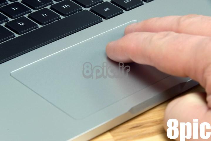 شخصی که با دو انگشت روی پد لمسی ASUS Chromebook Flip C302CA ضربه می‌زند.