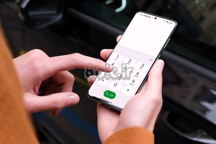 شخصی در حال تماس تلفنی با Samsung Galaxy S24 در ماشین.