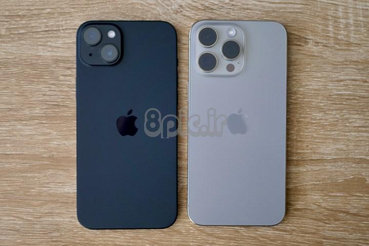 Apple iPhone 15 Plus و Apple iPhone 15 Pro Max از پشت دیده می شوند.
